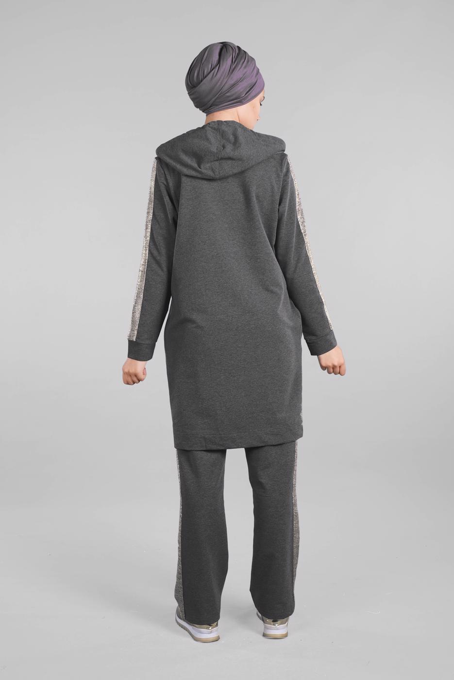 Tesettür giyim GRİ YANLARI ŞERİT DETAYLI KAPÜŞONLU 2&prime;Lİ EŞOFMAN TAKIM 84104