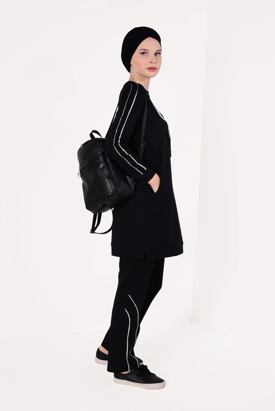 Tesettür giyim SİYAH YAZI VE PÜSKÜL DETAYLI PANTOLONLU EŞOFMAN TAKIM 1109