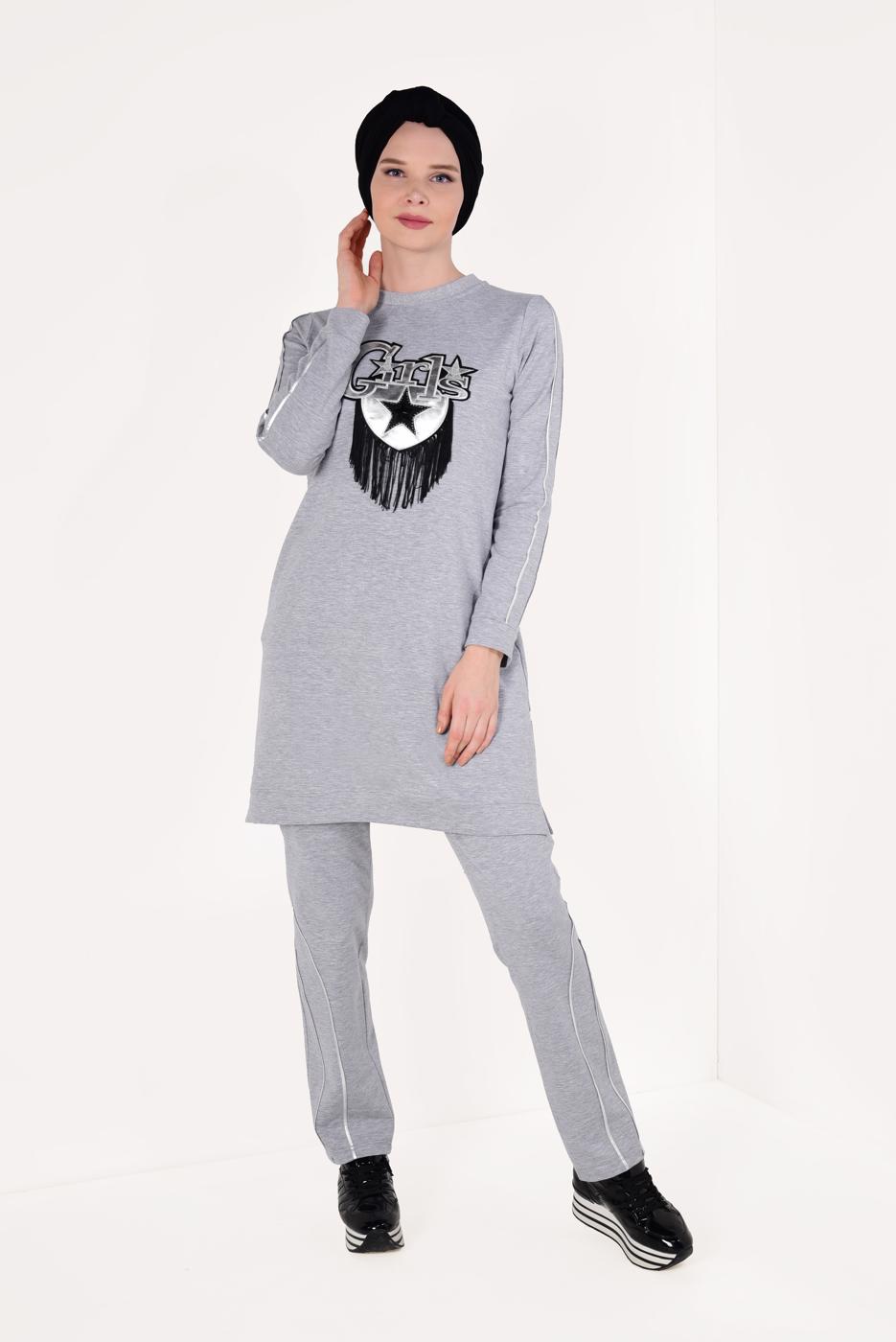 Tesettür giyim GRİ YAZI VE PÜSKÜL DETAYLI PANTOLONLU EŞOFMAN TAKIM 1109