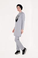 Tesettür giyim GRİ YAZI VE PÜSKÜL DETAYLI PANTOLONLU EŞOFMAN TAKIM 1109