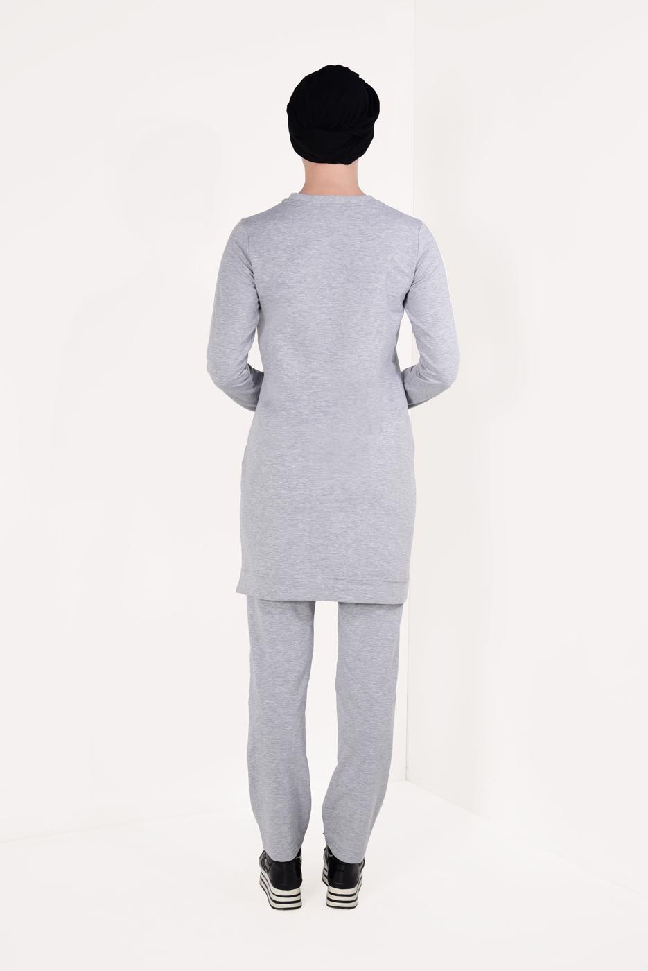 Tesettür giyim GRİ YAZI VE PÜSKÜL DETAYLI PANTOLONLU EŞOFMAN TAKIM 1109
