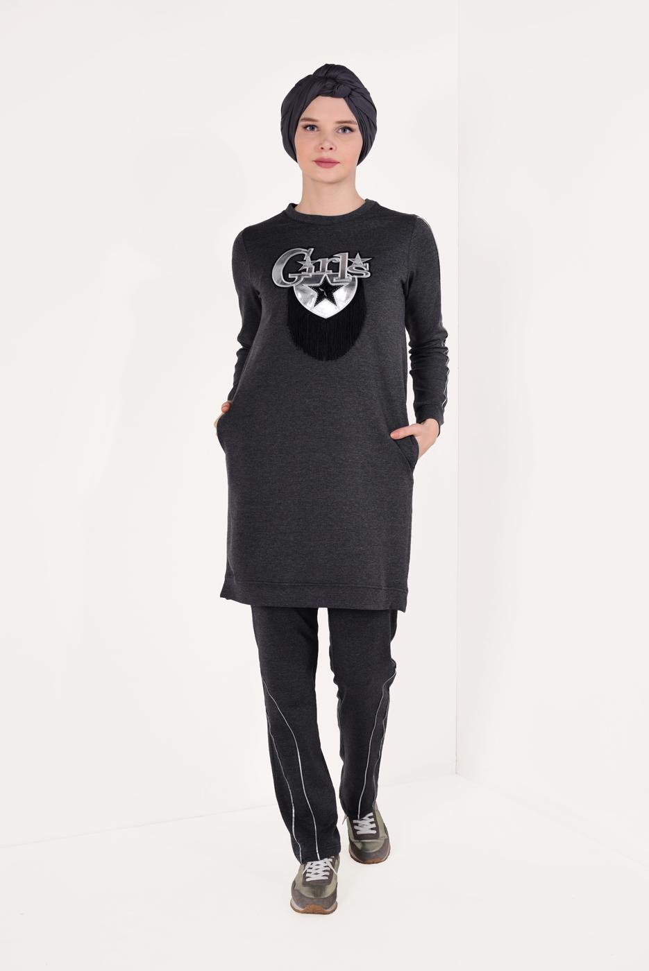 Tesettür giyim GRİ YAZI VE PÜSKÜL DETAYLI PANTOLONLU EŞOFMAN TAKIM 1109