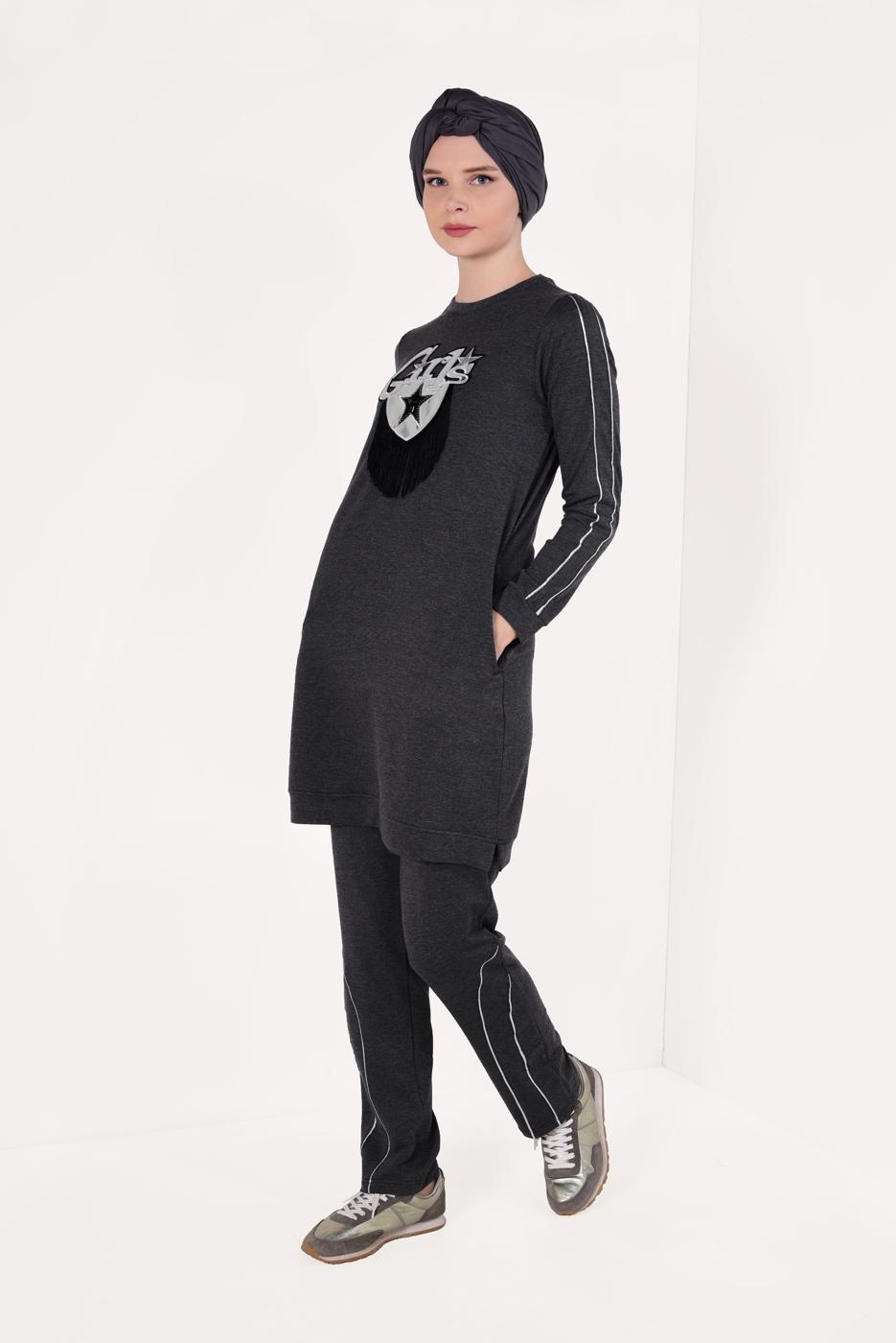 Tesettür giyim GRİ YAZI VE PÜSKÜL DETAYLI PANTOLONLU EŞOFMAN TAKIM 1109