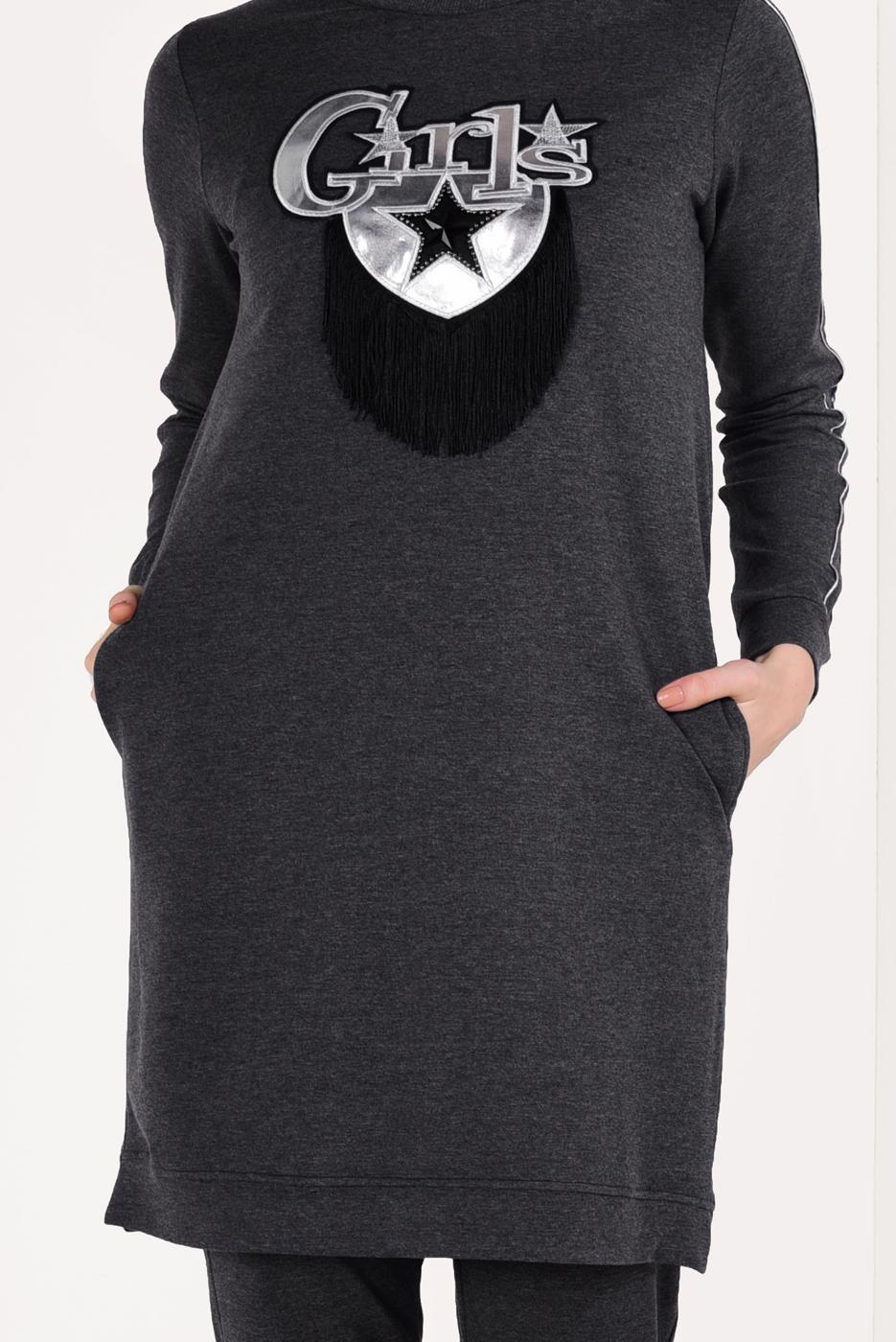 Tesettür giyim GRİ YAZI VE PÜSKÜL DETAYLI PANTOLONLU EŞOFMAN TAKIM 1109