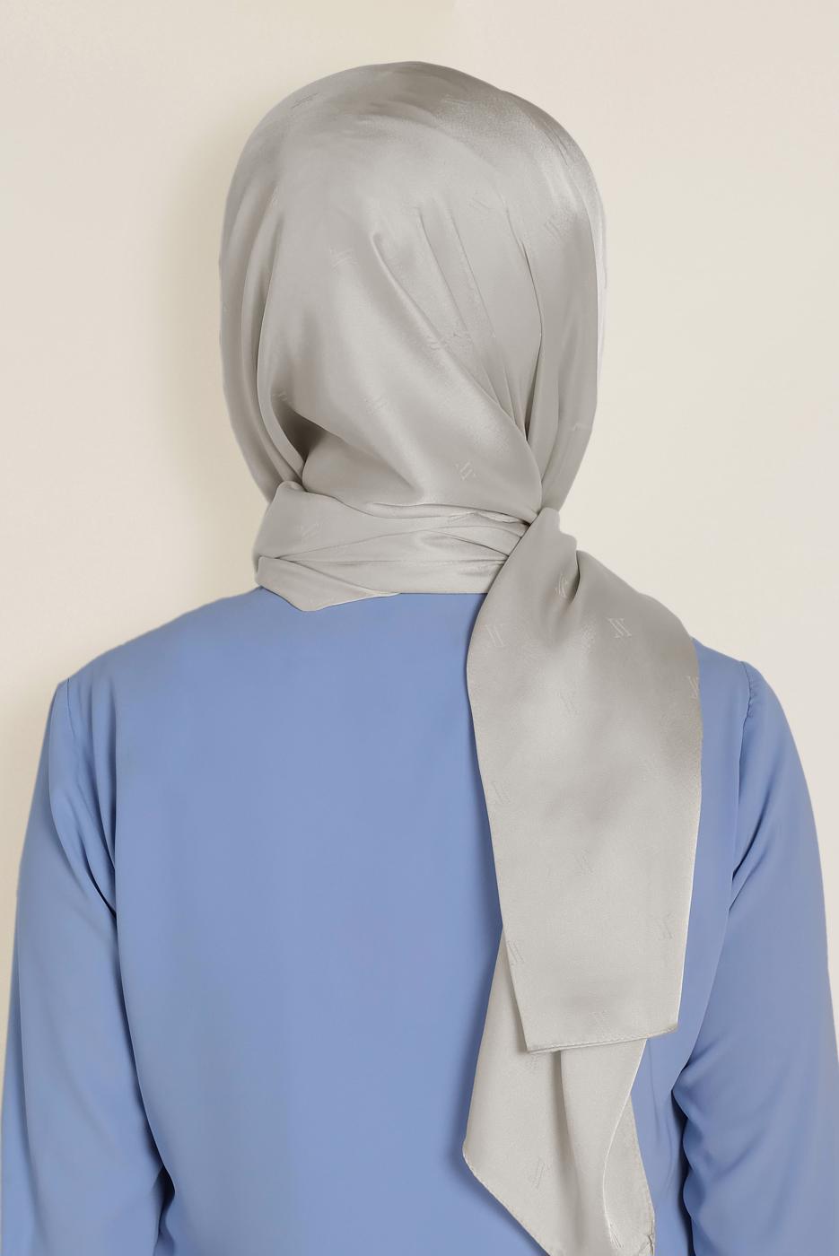 Tesettür giyim BEJ ALVİNA LOGOLU İPEKSİ ŞAL 9957 