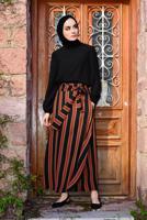 Tesettür giyim SİYAH BELİ KUŞAKLI ÇİZGİLİ ETEKLİ TAKIM T 2126