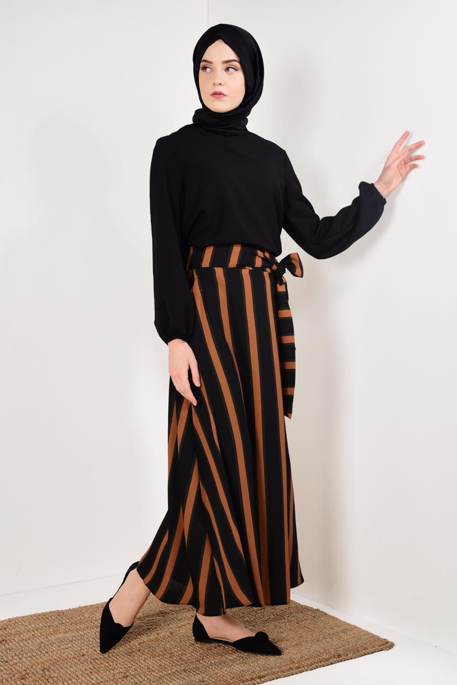Tesettür giyim SİYAH BELİ KUŞAKLI ÇİZGİLİ ETEKLİ TAKIM T 2126