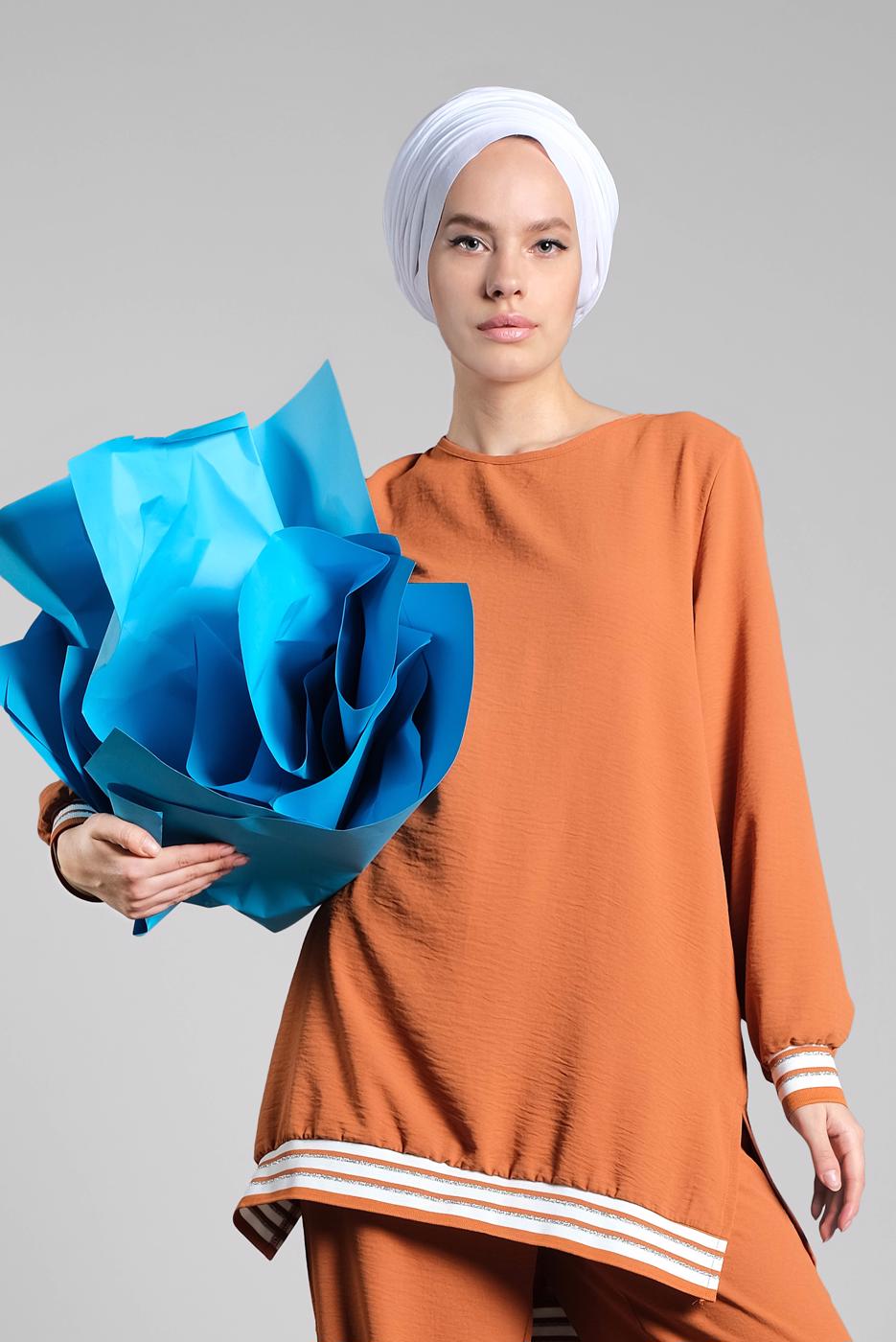 Tesettür giyim TABA SİM DETAYLI ŞERİTLİ 2&prime;Lİ PANTOLONLU TAKIM 44681