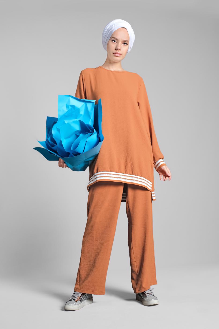 Tesettür giyim TABA SİM DETAYLI ŞERİTLİ 2&prime;Lİ PANTOLONLU TAKIM 44681