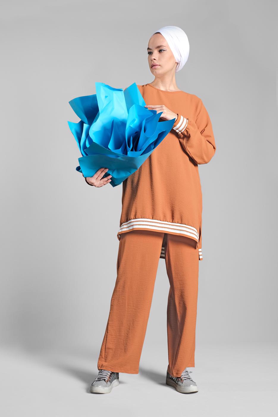 Tesettür giyim TABA SİM DETAYLI ŞERİTLİ 2&prime;Lİ PANTOLONLU TAKIM 44681