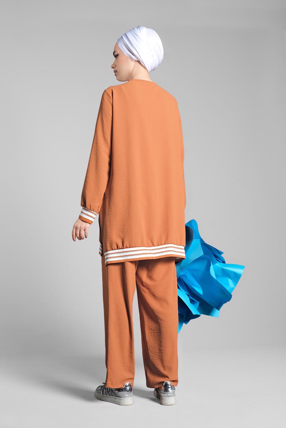 Tesettür giyim TABA SİM DETAYLI ŞERİTLİ 2&prime;Lİ PANTOLONLU TAKIM 44681