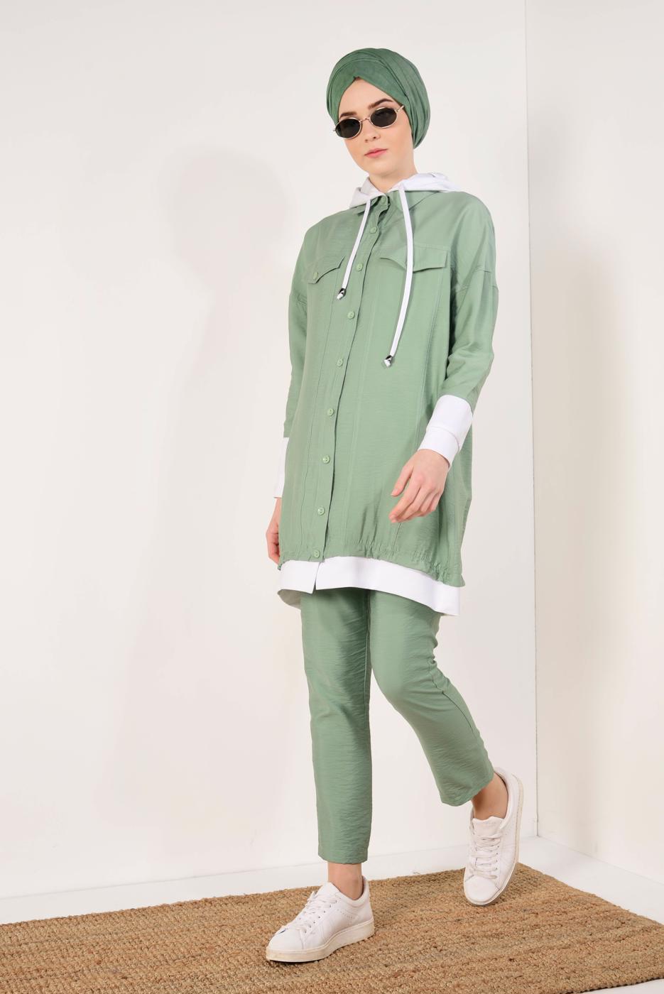 Tesettür giyim YEŞİL ÖNDEN DÜĞMELİ KAPÜŞONLU PANTOLONLU TAKIM T 0138