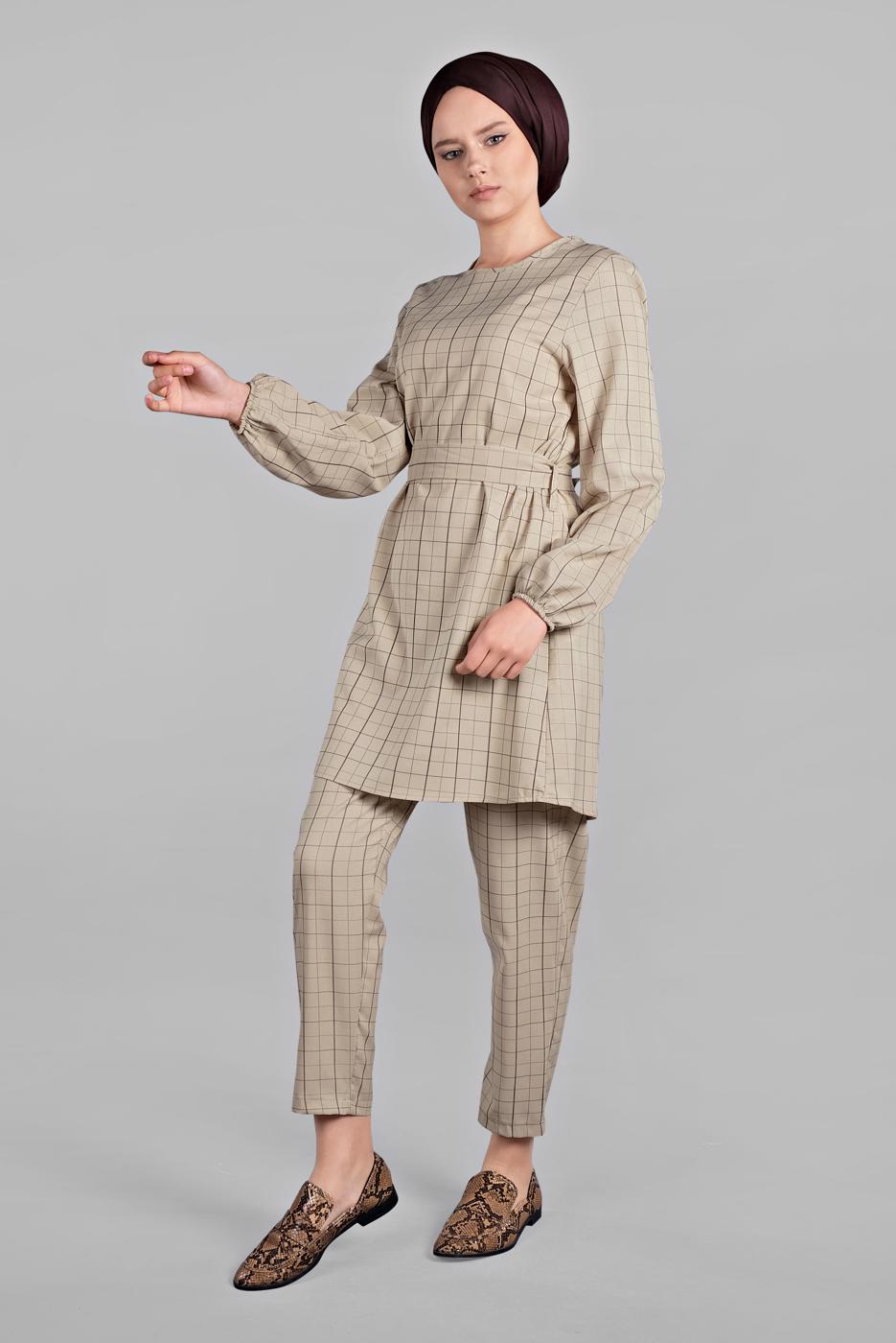 Tesettür giyim BEJ KARE DESENLİ BELDEN BAĞCIKLI 2&prime;Lİ PANTOLONLU TAKIM 1825