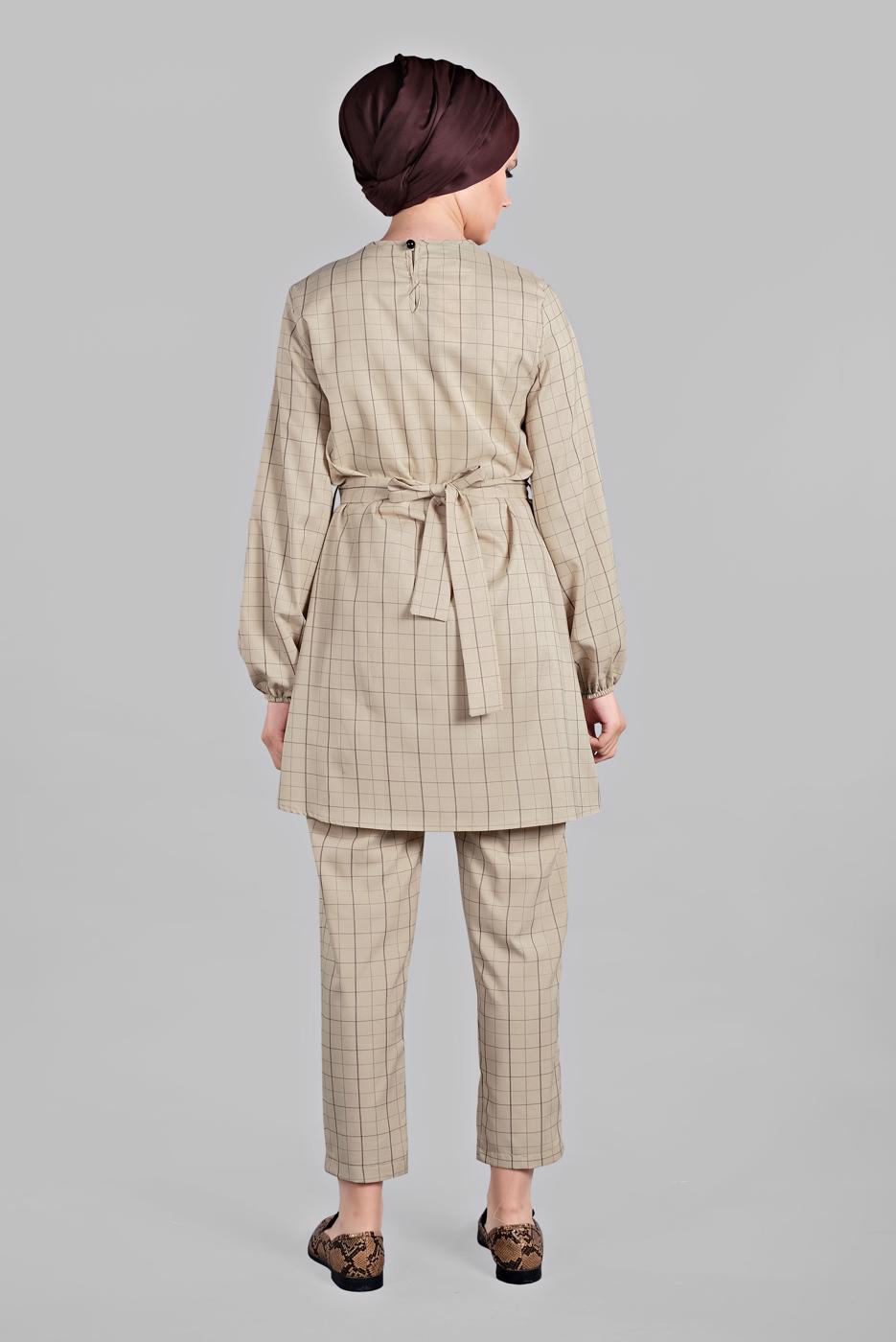 Tesettür giyim BEJ KARE DESENLİ BELDEN BAĞCIKLI 2&prime;Lİ PANTOLONLU TAKIM 1825