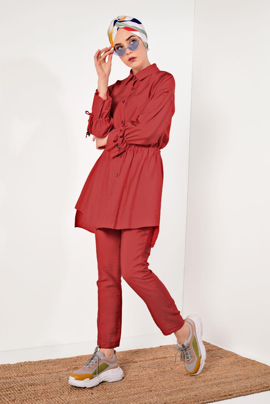 Tesettür giyim KIRMIZI DÜĞMELİ VE BAĞCIKLI 2&prime;Lİ PANTOLONLU TAKIM T 5034 