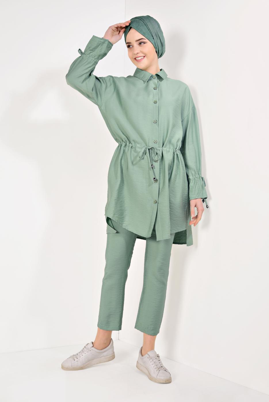 Tesettür giyim YEŞİL DÜĞMELİ VE BAĞCIKLI 2&prime;Lİ PANTOLONLU TAKIM T 5034 