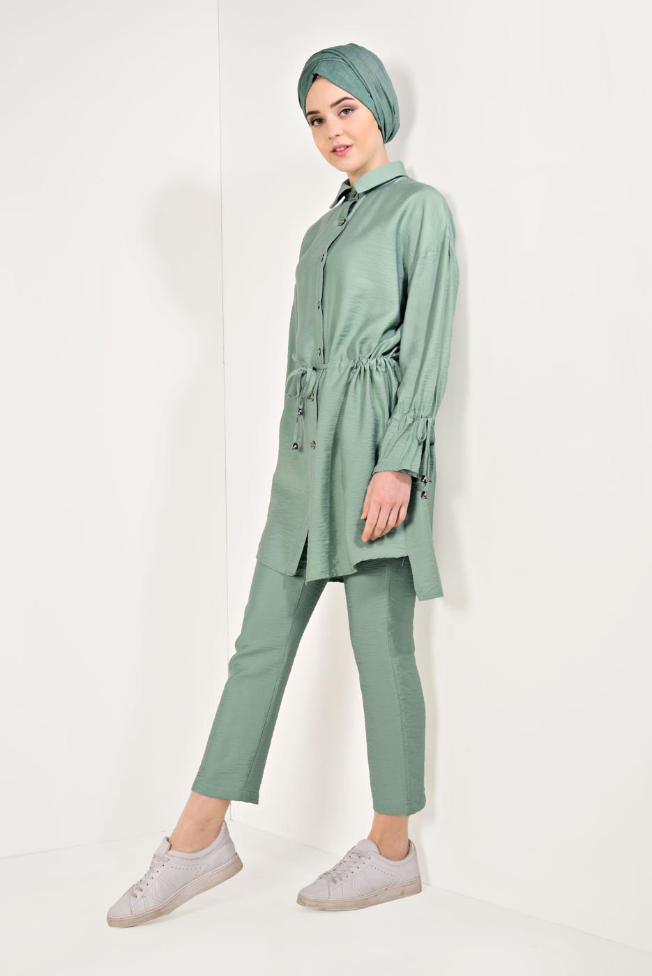 Tesettür giyim YEŞİL DÜĞMELİ VE BAĞCIKLI 2&prime;Lİ PANTOLONLU TAKIM T 5034 