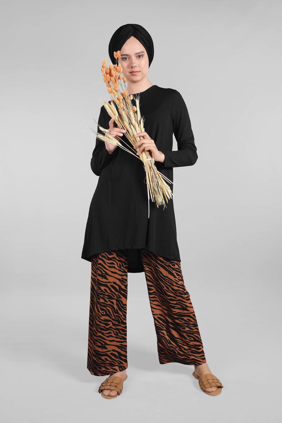 Tesettür giyim SİYAH ZEBRA DESEN FİTİLLİ 2&prime;Lİ PANTOLONLU TAKIM 8016 