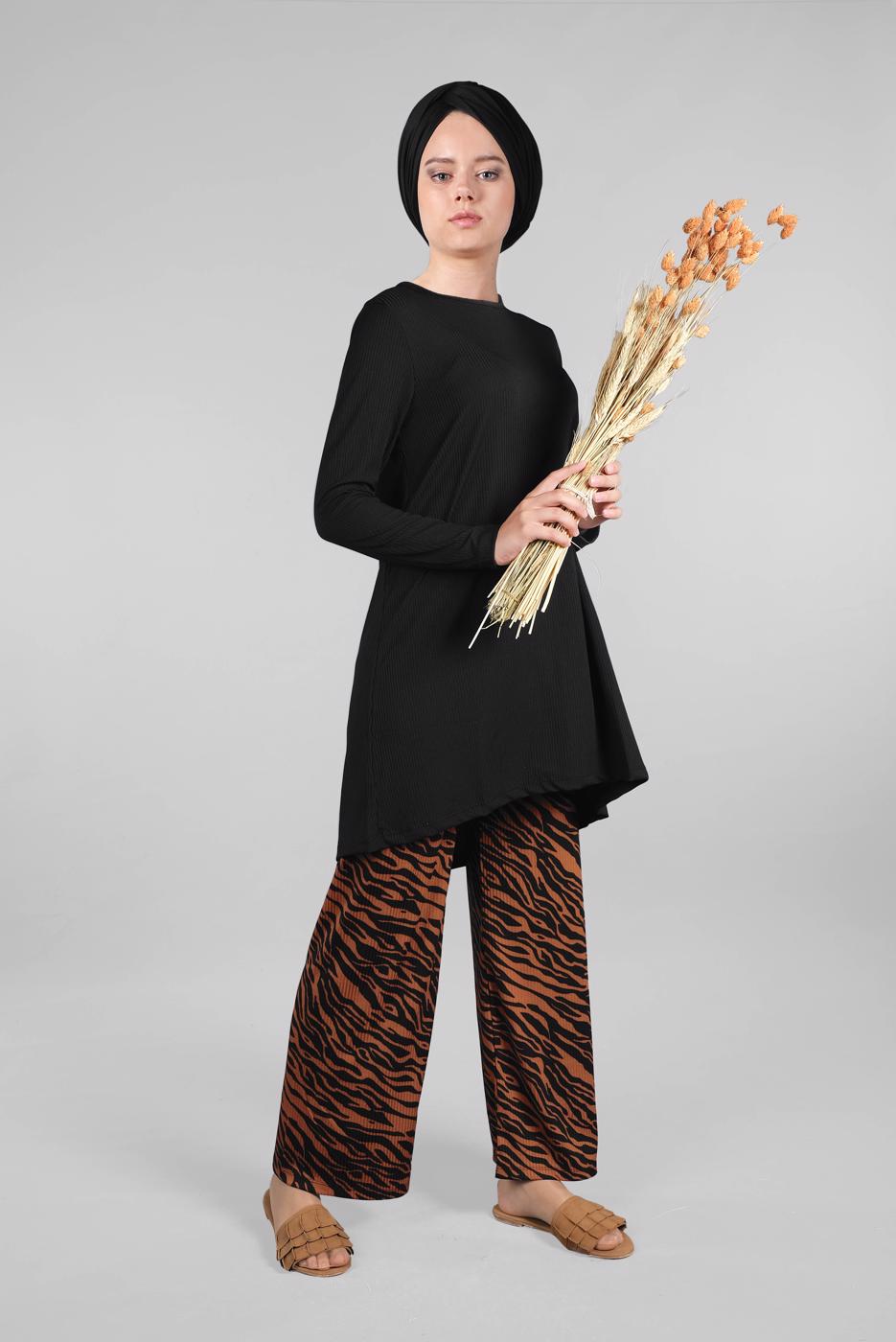 Tesettür giyim SİYAH ZEBRA DESEN FİTİLLİ 2&prime;Lİ PANTOLONLU TAKIM 8016 