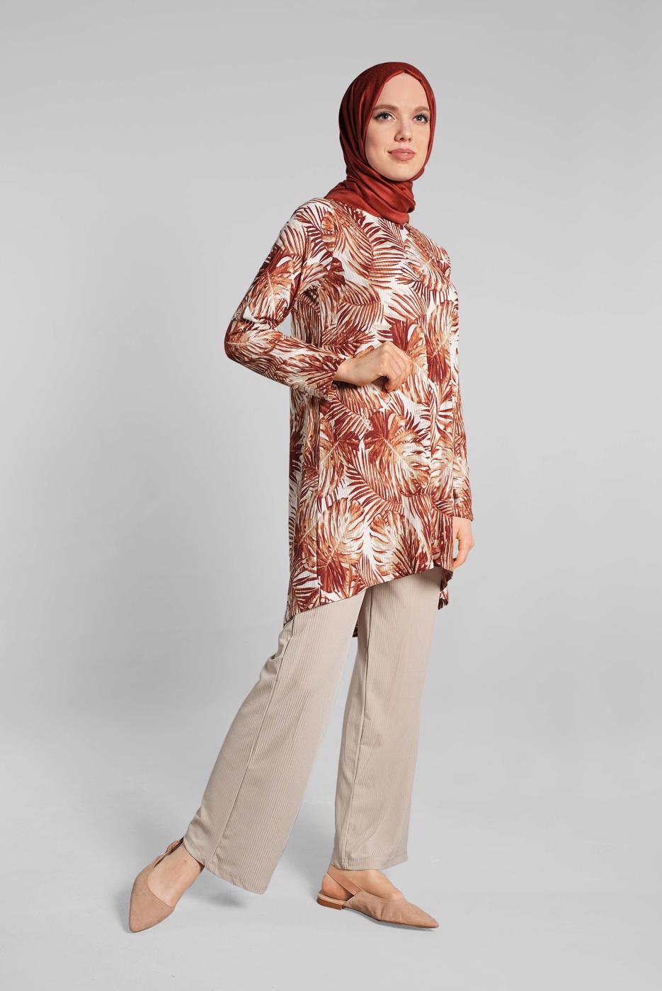 Tesettür giyim KAHVE DESENLİ ASİMETRİK KESİMLİ 2&prime;Lİ PANTOLONLU TAKIM 8925 