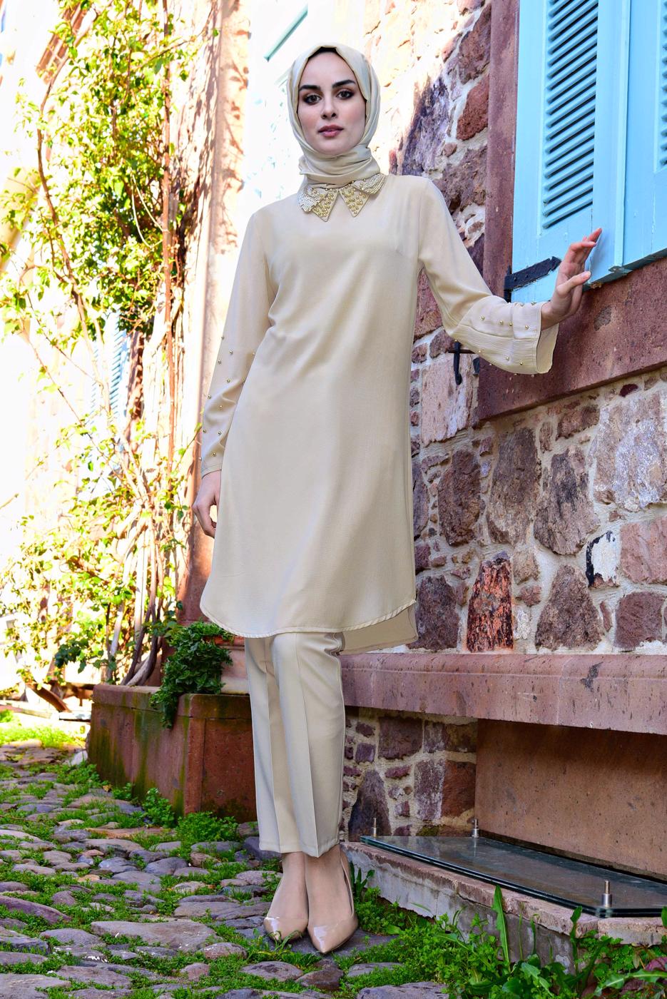 Tesettür giyim BEJ KOLLARI VE YAKASI İNCİ DETAYLI TUNİK T 57781