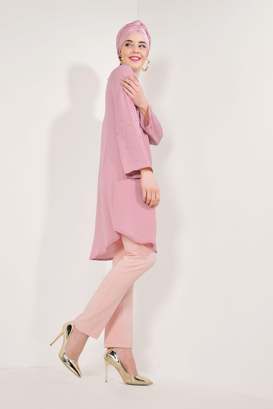 Tesettür giyim PEMBE KOLLARI VE YAKASI İNCİ DETAYLI TUNİK T 57781