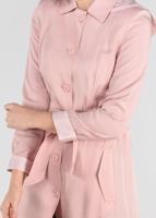 Tesettür giyim PUDRA ETEK UCU VOLANLI ÇİZGİ DETAYLI TRENÇKOT 1192 