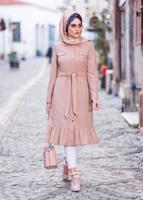 Tesettür giyim PUDRA ETEK UCU VOLANLI GİZLİ DÜĞMELİ TRENÇKOT 1201