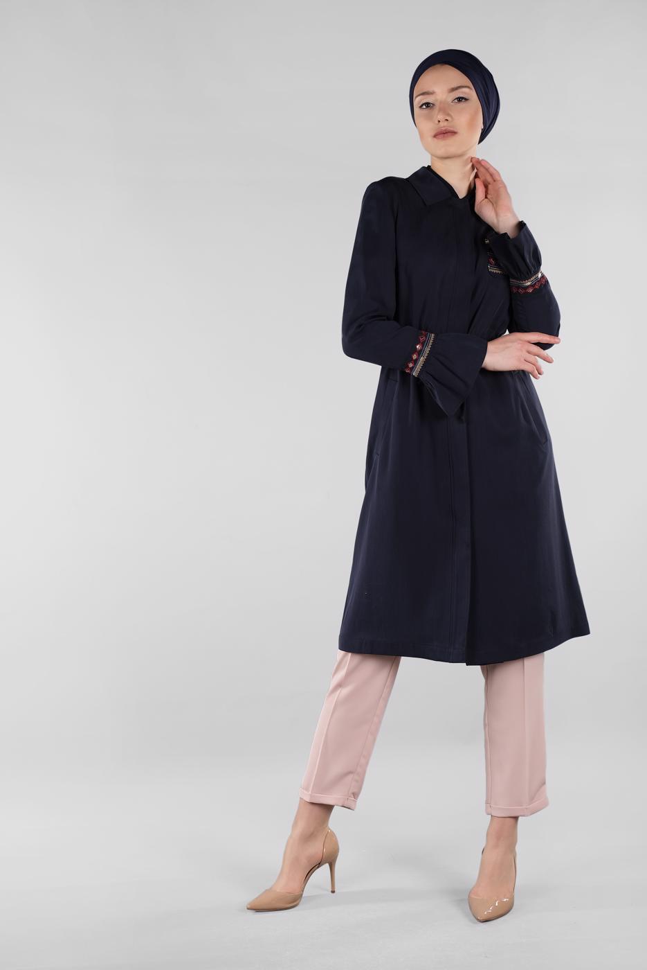 Tesettür giyim LACİVERT KOLLARI VOLANLI NAKIŞLI TRENÇKOT 1202