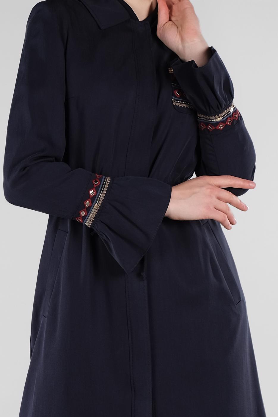 Tesettür giyim LACİVERT KOLLARI VOLANLI NAKIŞLI TRENÇKOT 1202