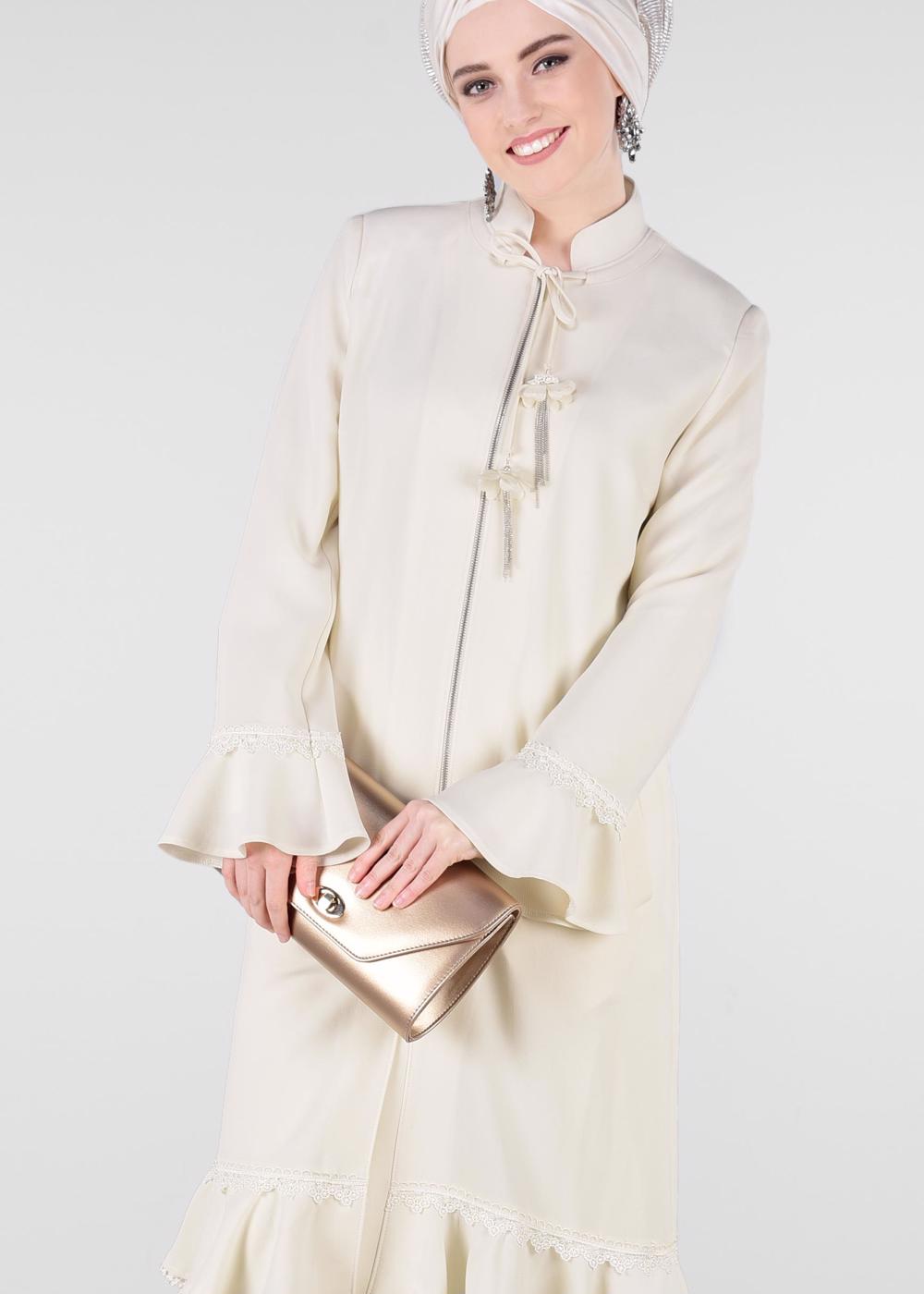 Tesettür giyim EKRU VOLANLI DANTEL DETAYLI TRENÇKOT 1210 