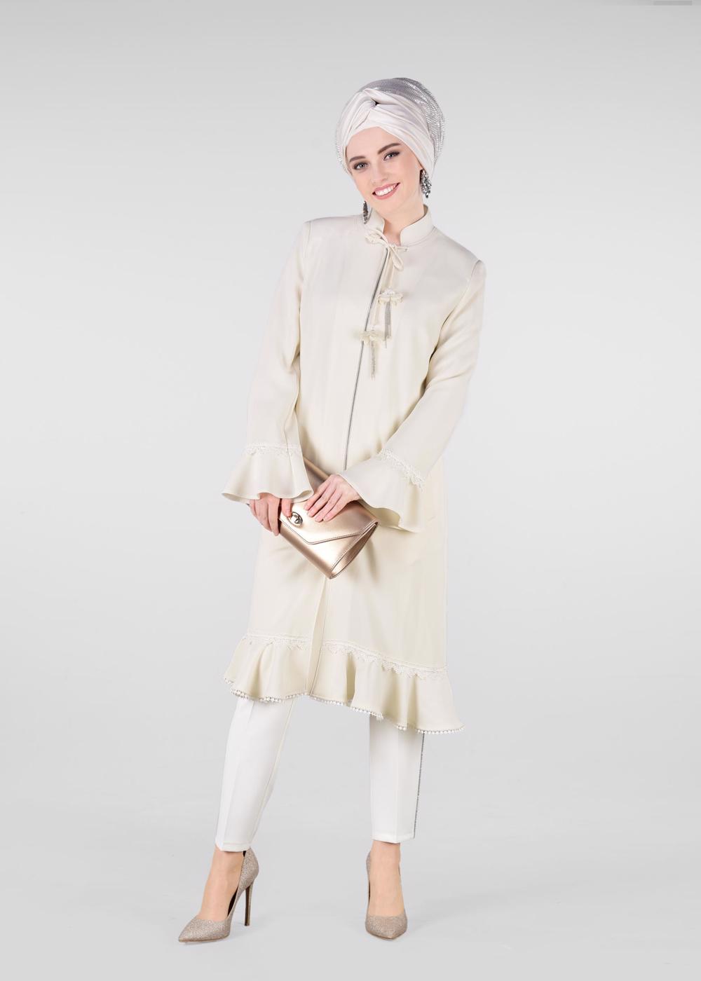 Tesettür giyim EKRU VOLANLI DANTEL DETAYLI TRENÇKOT 1210 
