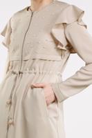 Tesettür giyim BEJ OMUZLARI FIRFIRLI İNCİ DETAYLI TRENÇKOT 1211