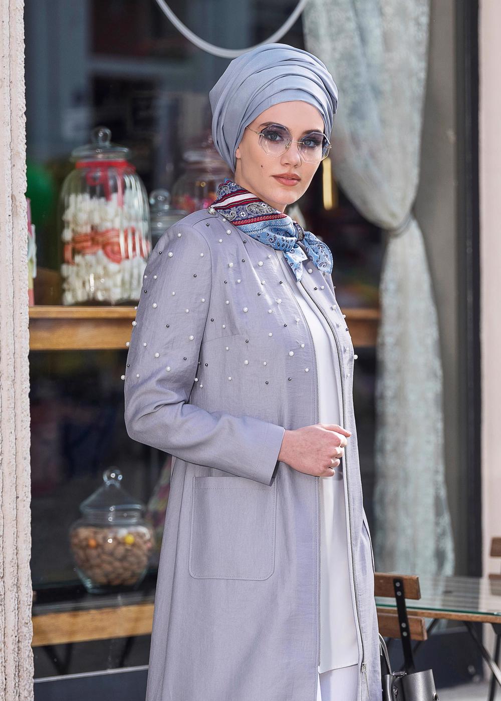 Tesettür giyim GRİ İNCİ DETAYLI FERMUARLI TRENÇKOT 1225 