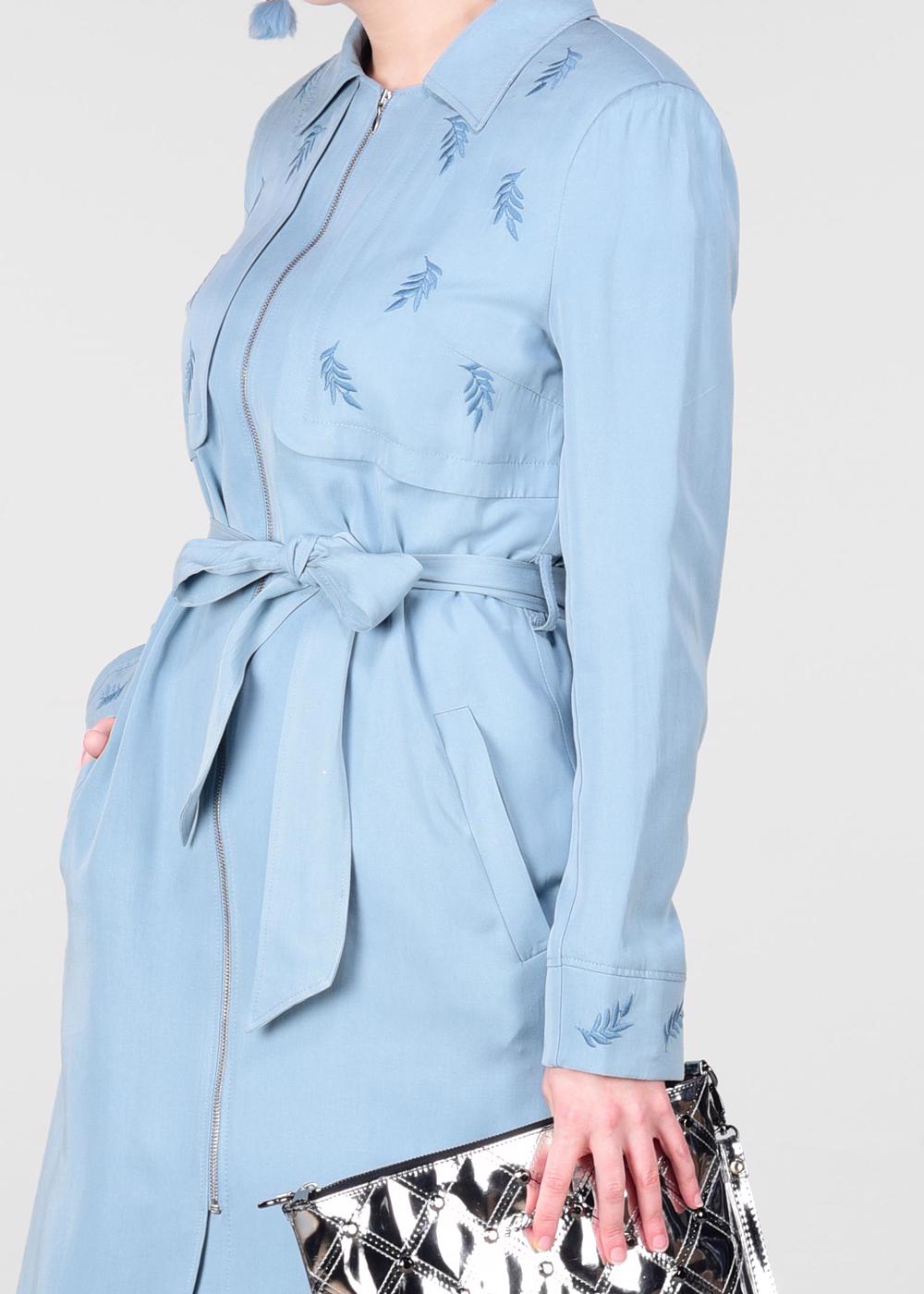 Tesettür giyim MAVİ YAPRAK BASKILI FERMUARLI TRENÇKOT T 1242