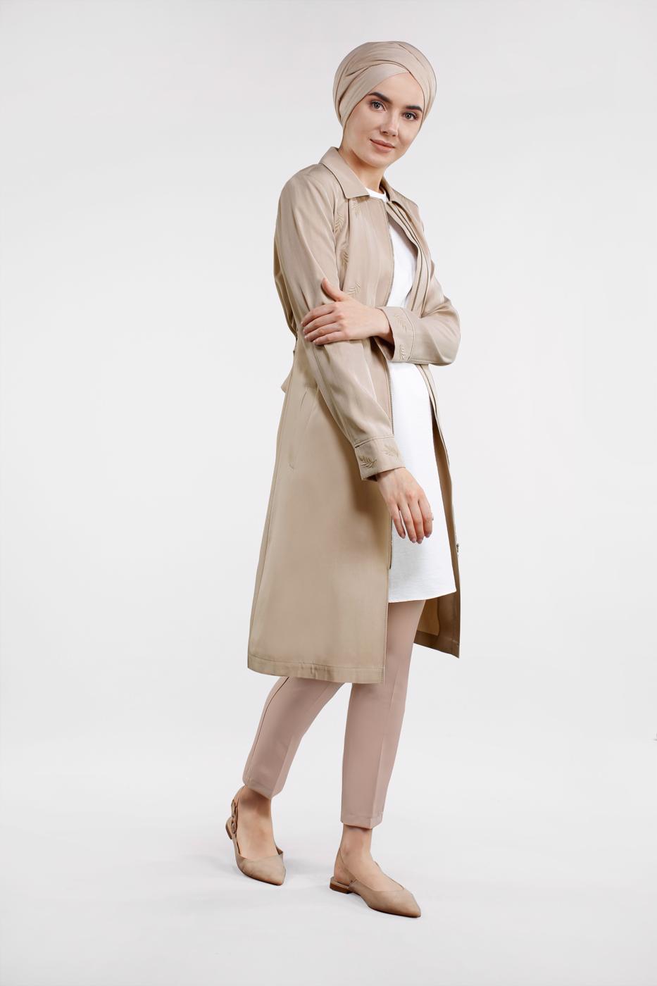 Tesettür giyim BEJ YAPRAK BASKILI FERMUARLI TRENÇKOT T 1242