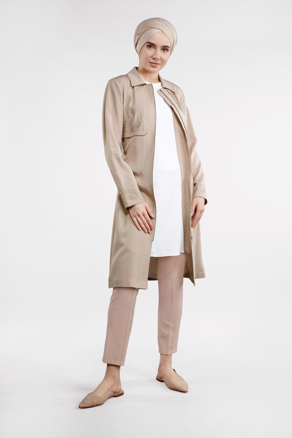 Tesettür giyim BEJ YAPRAK BASKILI FERMUARLI TRENÇKOT T 1242