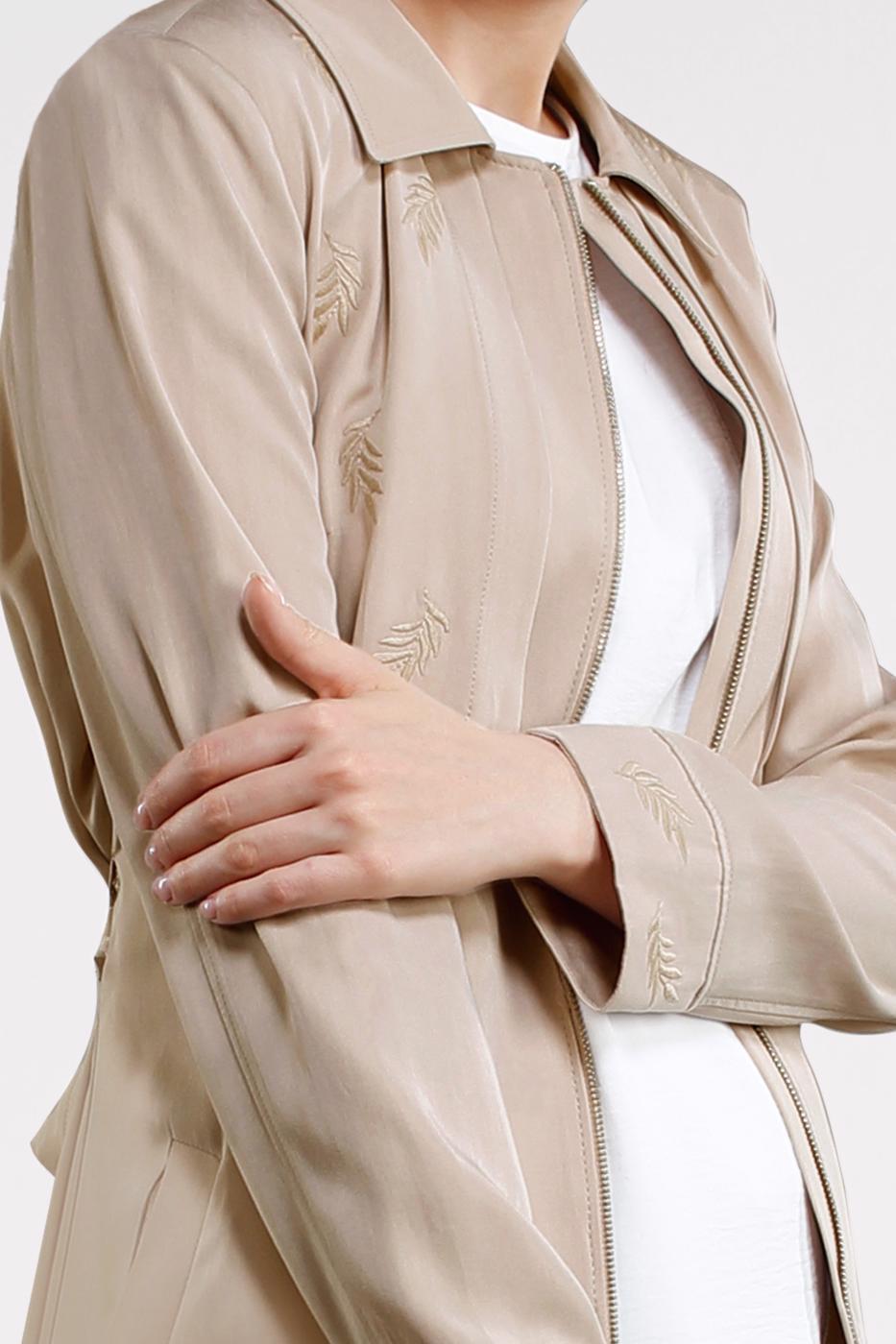 Tesettür giyim BEJ YAPRAK BASKILI FERMUARLI TRENÇKOT T 1242