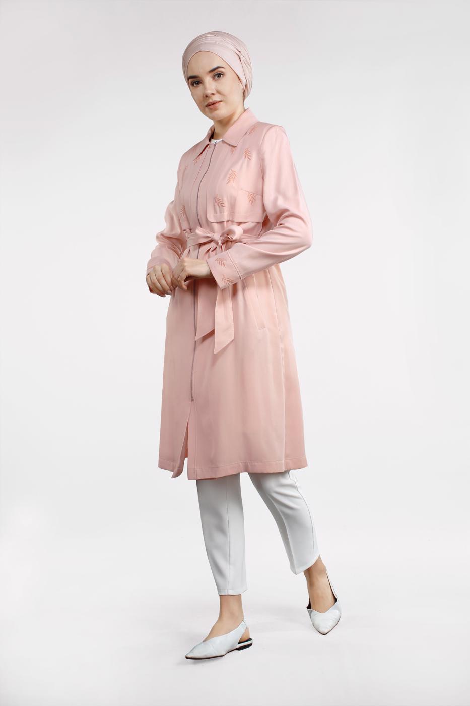 Tesettür giyim PUDRA YAPRAK BASKILI FERMUARLI TRENÇKOT T 1242