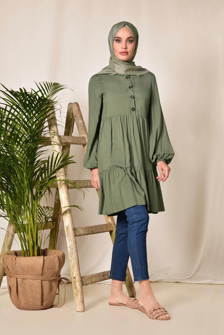Tesettür giyim HAKİ ALVİNA ÖNÜ DÜĞMELİ BÜZGÜLÜ TUNİK 4868