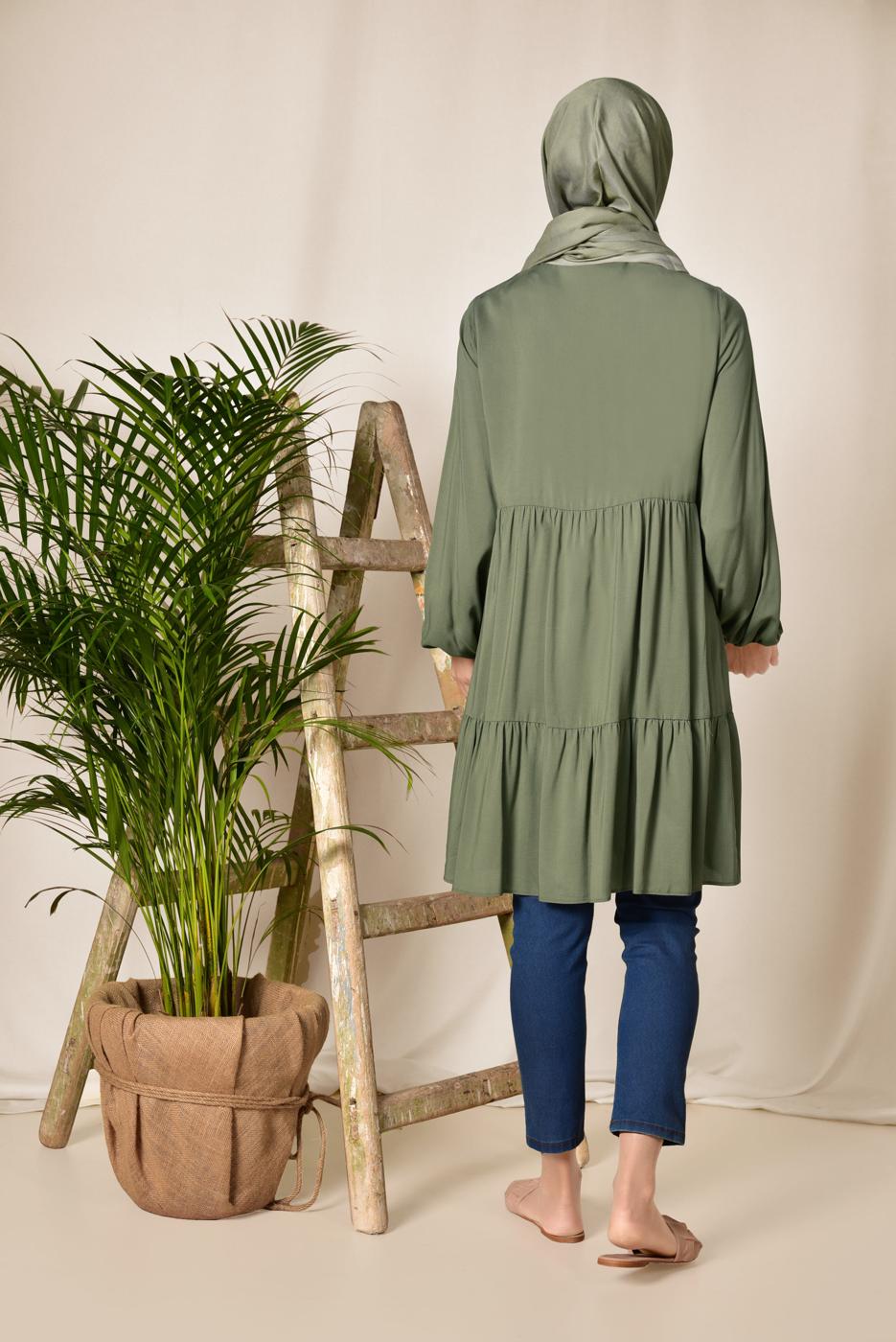 Tesettür giyim HAKİ ALVİNA ÖNÜ DÜĞMELİ BÜZGÜLÜ TUNİK 4868