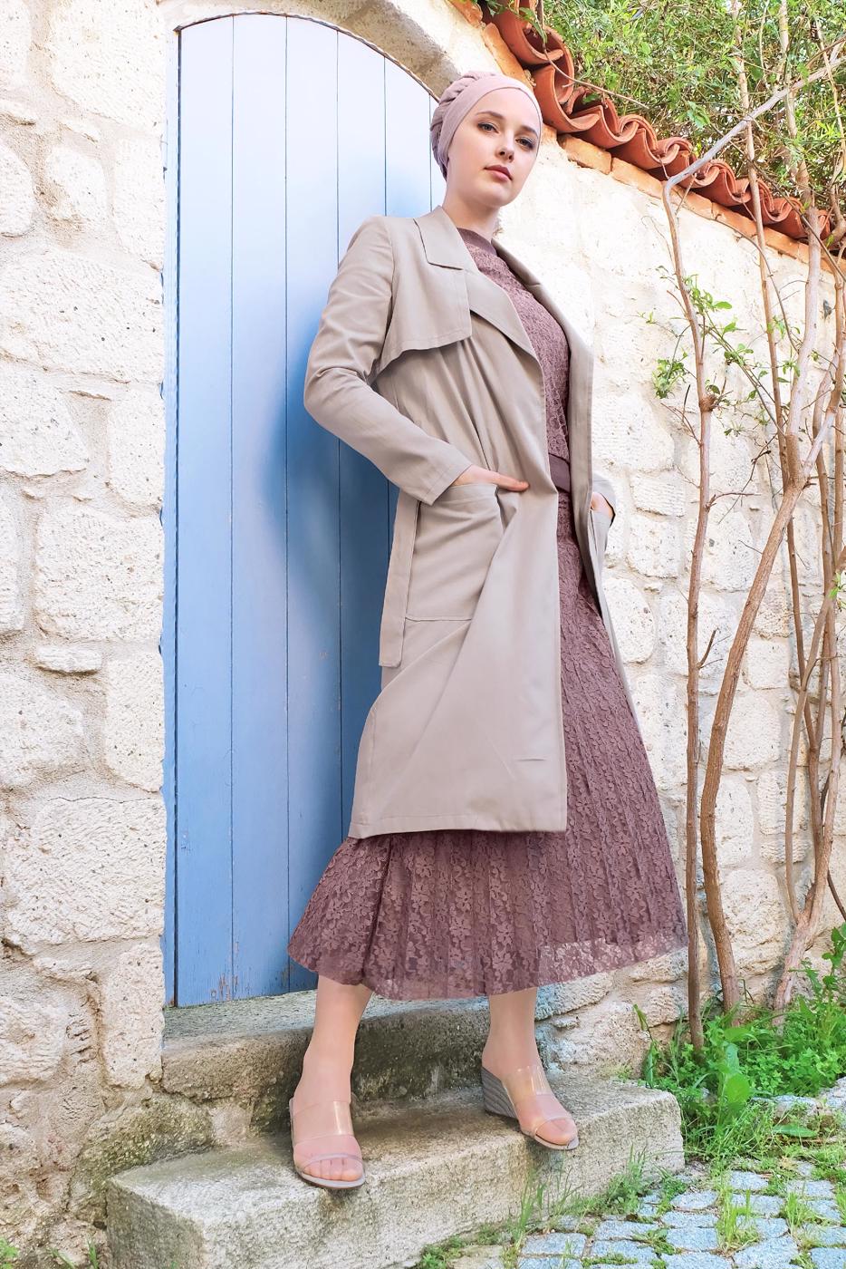 Vêtements hijab BEIGE TRENCH-COAT À DEUX RANGÉES DE BOUTONS AVEC CEINTURE 26107
