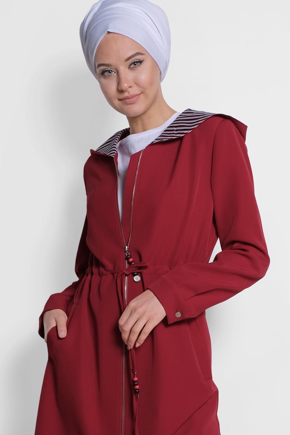 Tesettür giyim KIRMIZI ALVİNA BELİ BÜZGÜ BAĞCIKLI KAPÜŞONLU TRENÇKOT 1410