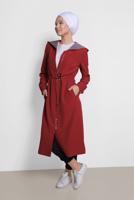 Tesettür giyim KIRMIZI ALVİNA BELİ BÜZGÜ BAĞCIKLI KAPÜŞONLU TRENÇKOT 1410