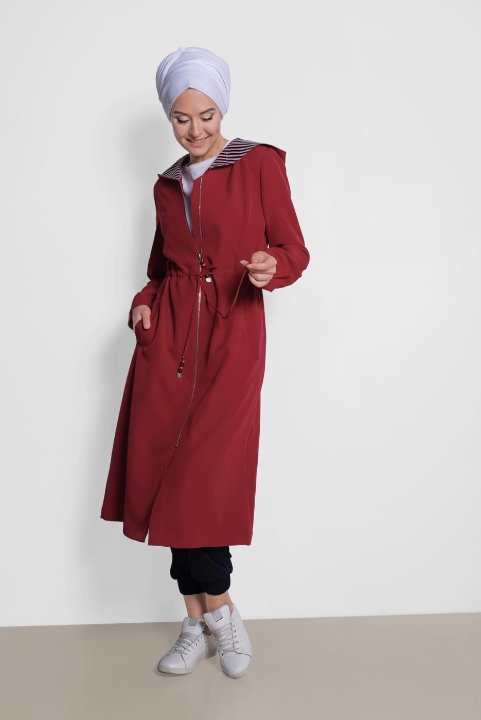 Tesettür giyim KIRMIZI ALVİNA BELİ BÜZGÜ BAĞCIKLI KAPÜŞONLU TRENÇKOT 1410