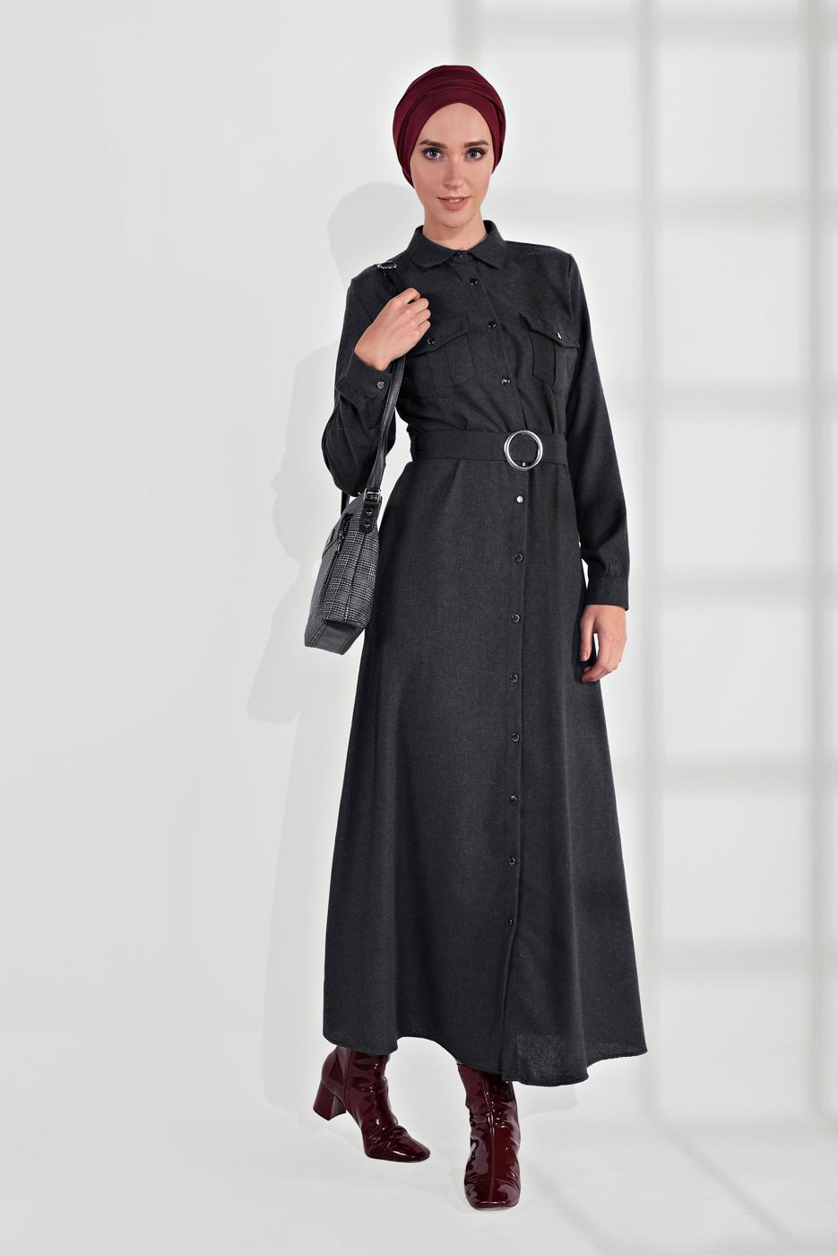 Tesettür giyim SİYAH DÜĞMELİ CEPLİ VE BELİ KEMERLİ ELBİSE 825