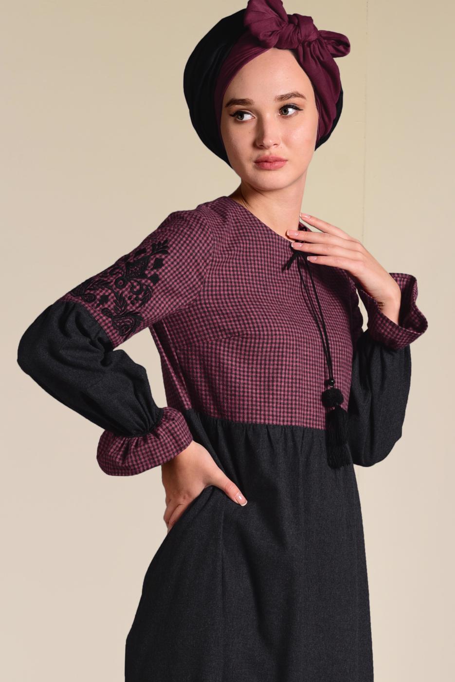 Tesettür giyim SİYAH İŞLEMELİ VE PÜSKÜLLÜ ELBİSE 4605