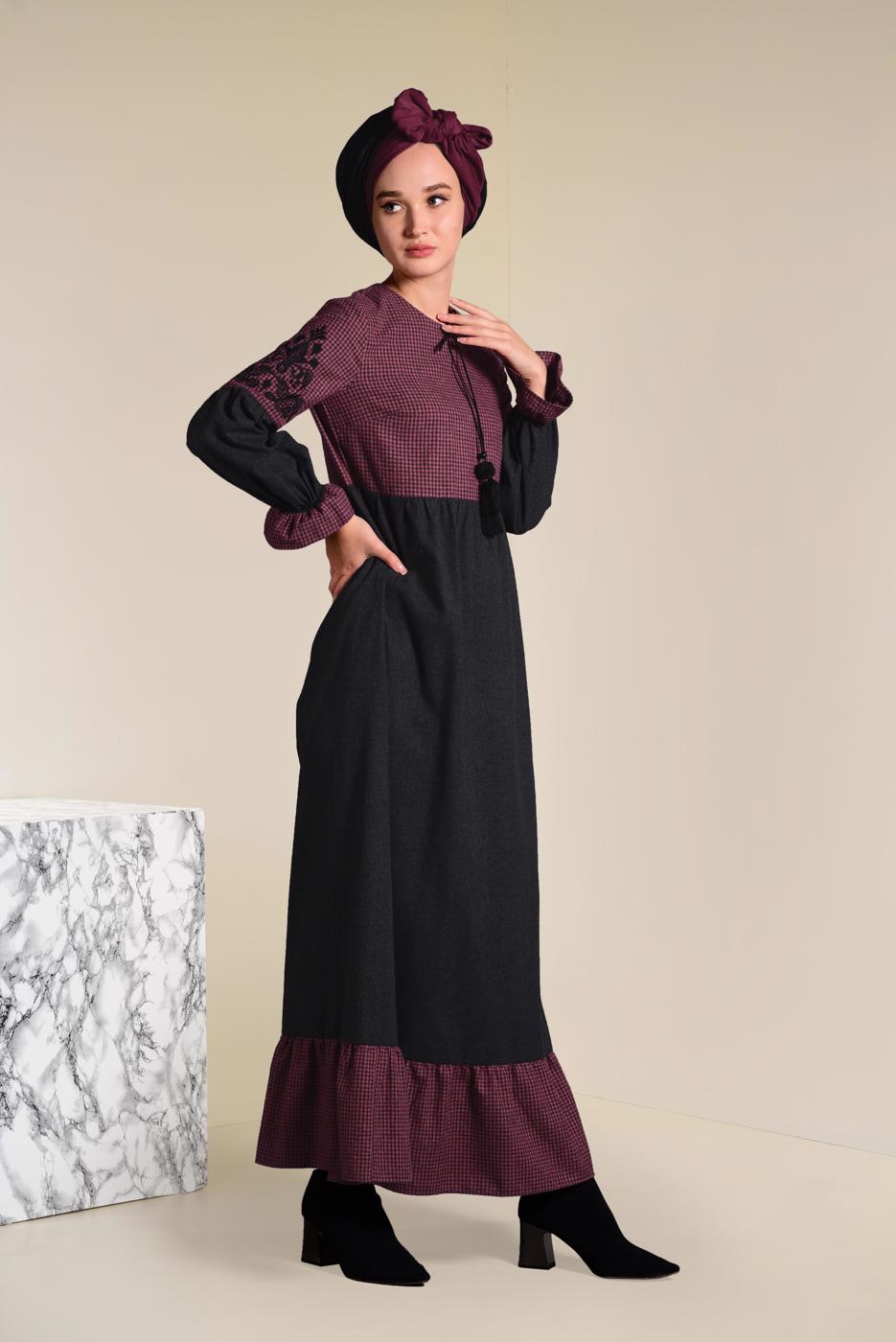 Tesettür giyim SİYAH İŞLEMELİ VE PÜSKÜLLÜ ELBİSE 4605