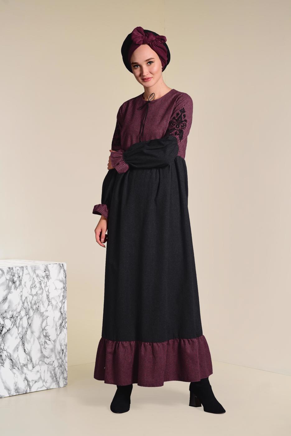 Tesettür giyim SİYAH İŞLEMELİ VE PÜSKÜLLÜ ELBİSE 4605