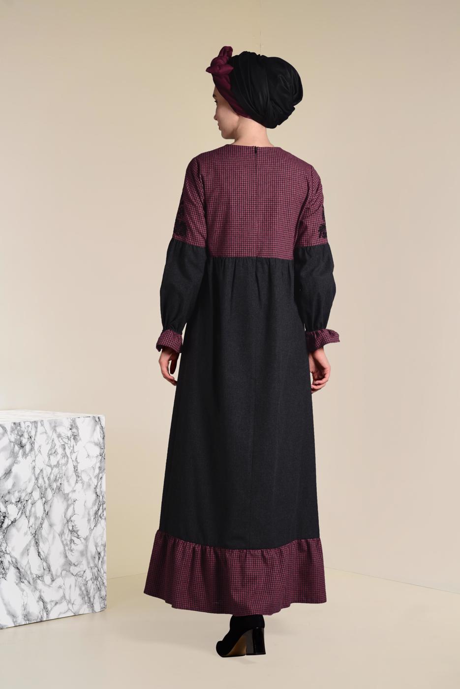 Tesettür giyim SİYAH İŞLEMELİ VE PÜSKÜLLÜ ELBİSE 4605